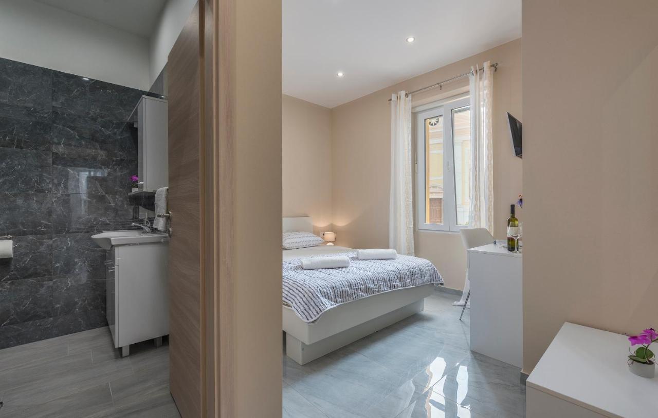 Roberto Rooms Porec Exterior photo