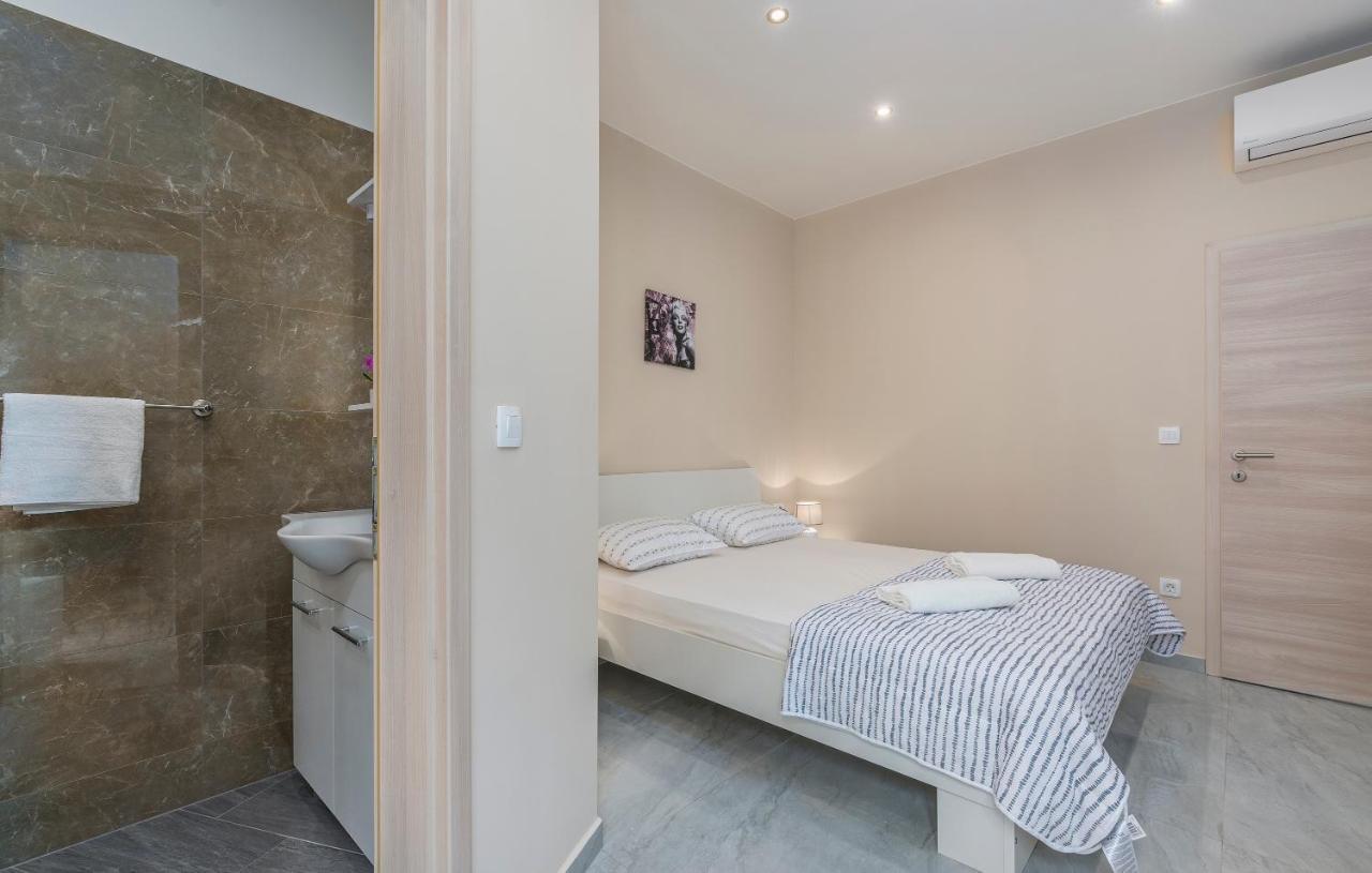 Roberto Rooms Porec Exterior photo