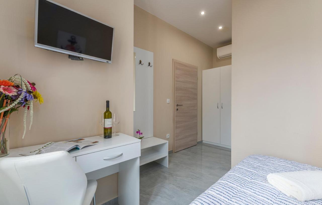 Roberto Rooms Porec Exterior photo