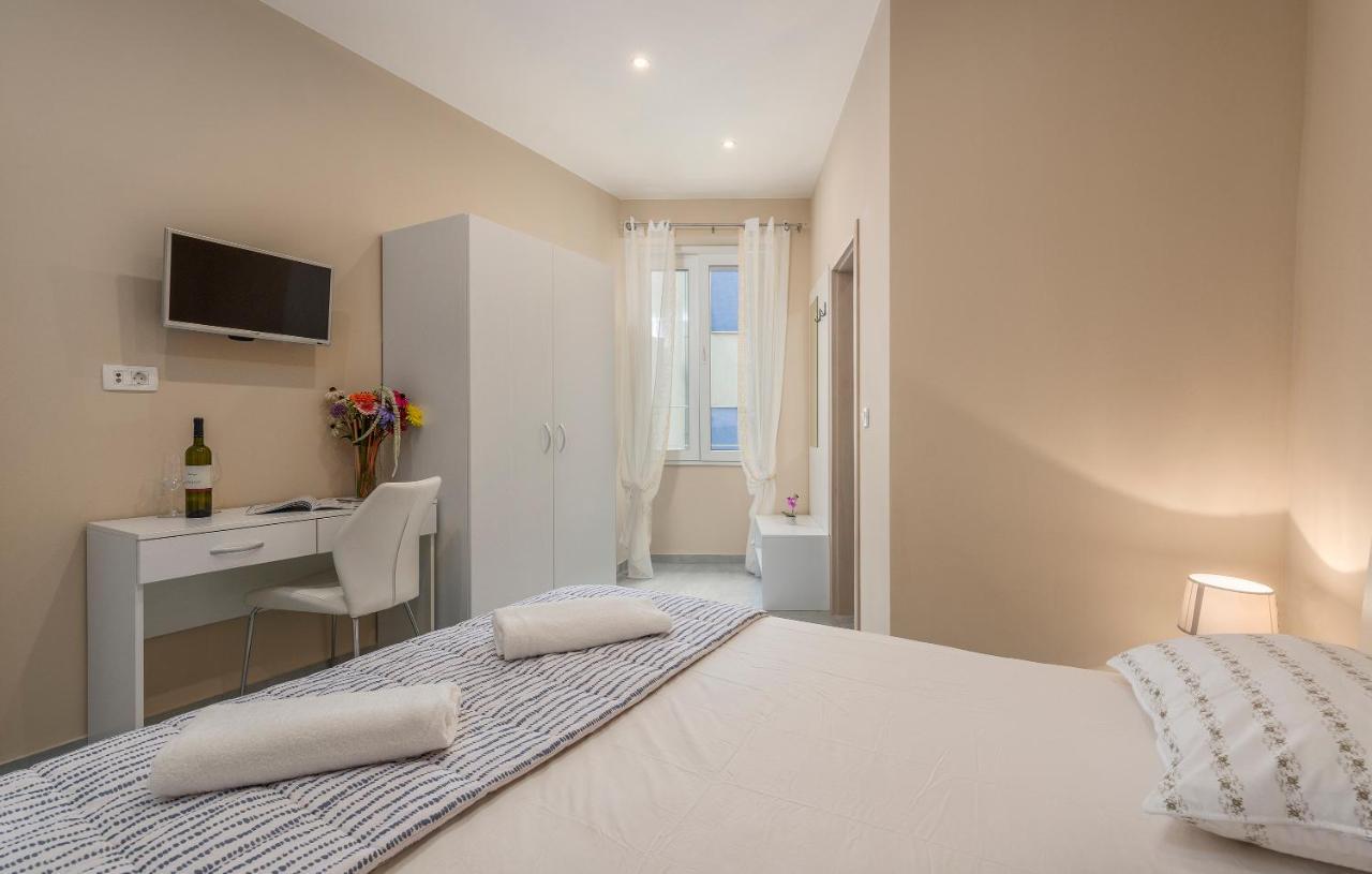 Roberto Rooms Porec Exterior photo