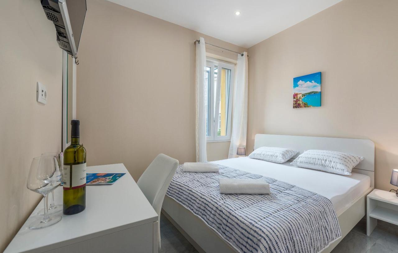 Roberto Rooms Porec Exterior photo